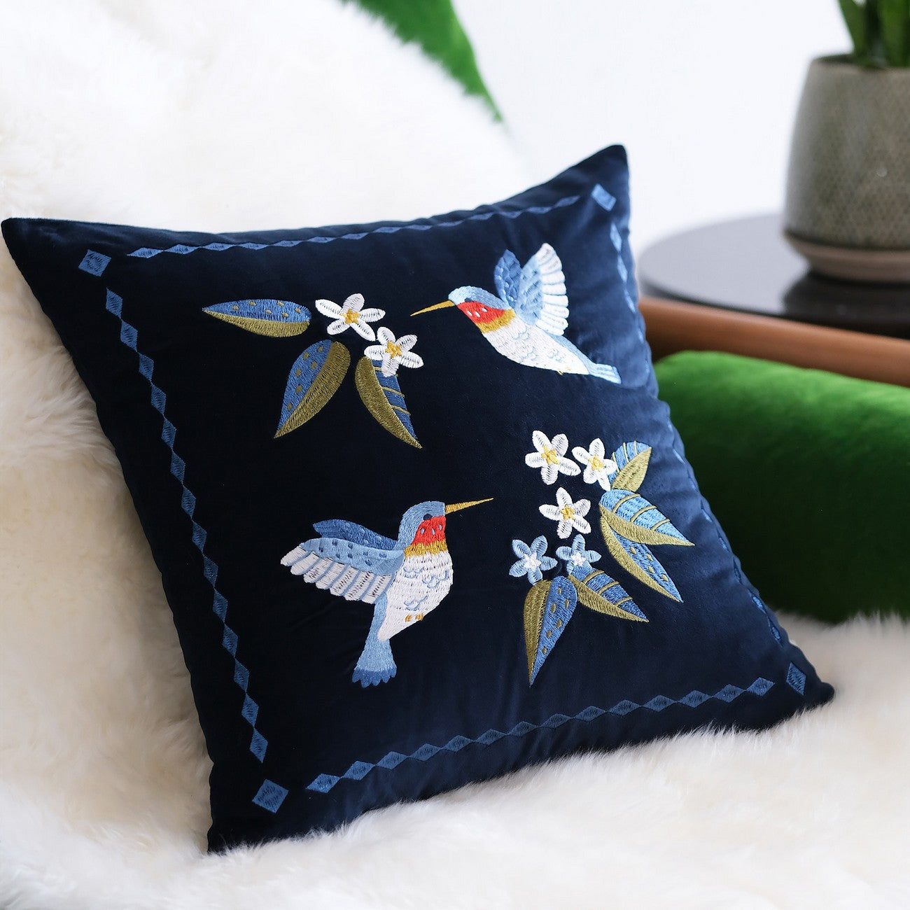 Large Modern Throw Pillows, Decorative Pillow Arrangement Ideas, Soft Living Room Accents